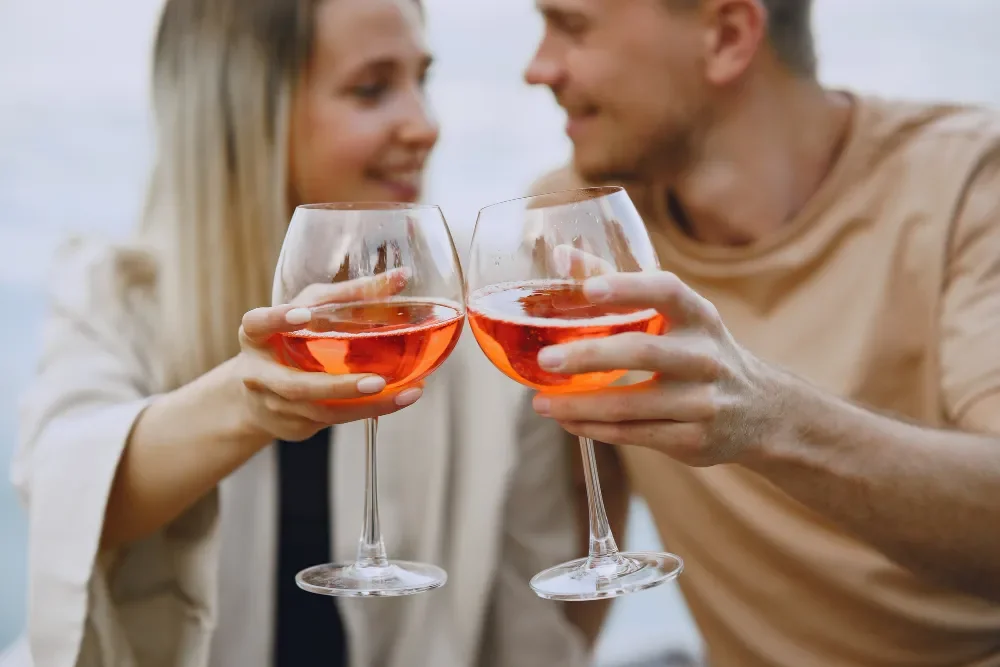 W jakiej temperaturze serwować wino różowe