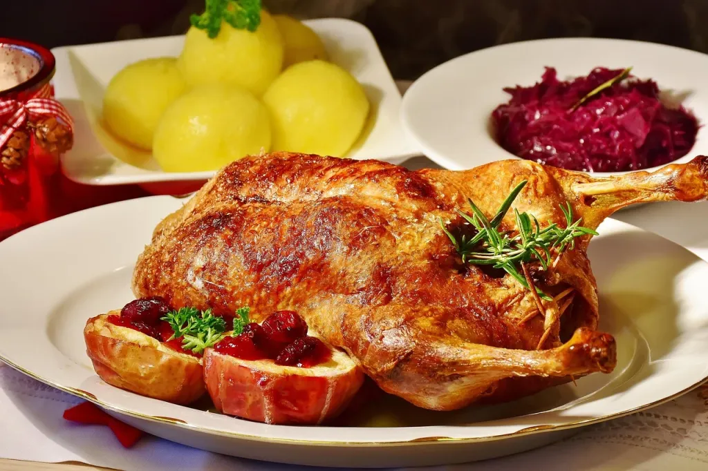 Soczysta pieczona kaczka przygotowana na rożnie, idealna jako danie główne z grilla.